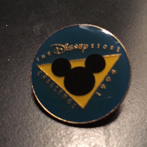 Vintage Disney Store Cast Member Pin 1994 - Picture 1 of 4